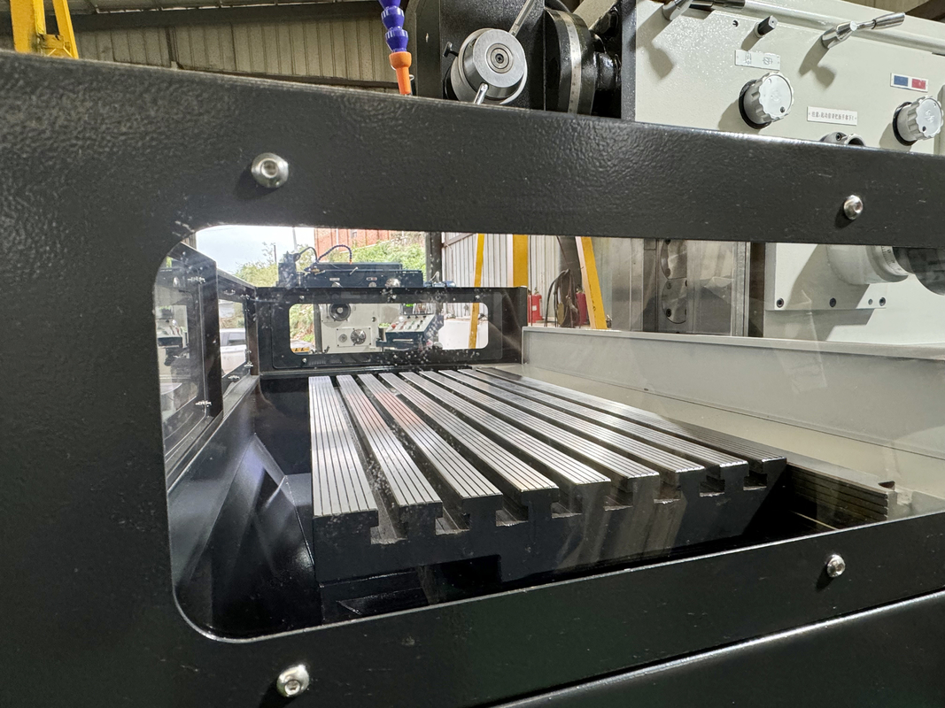 Máquina de moagem CNC vertical de 4 eixos XKH8140A Processamento de moldes pequenos Máquina de moagem manual de ferramentas universais