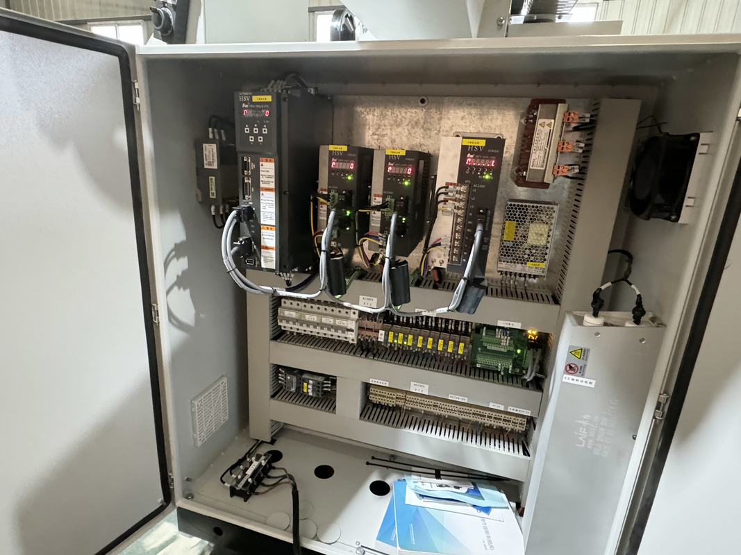 Máquina de moagem CNC vertical de 4 eixos XKH8140A Processamento de moldes pequenos Máquina de moagem manual de ferramentas universais
