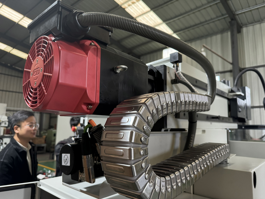 Máquina de moagem CNC vertical de 4 eixos XKH8140A Processamento de moldes pequenos Máquina de moagem manual de ferramentas universais