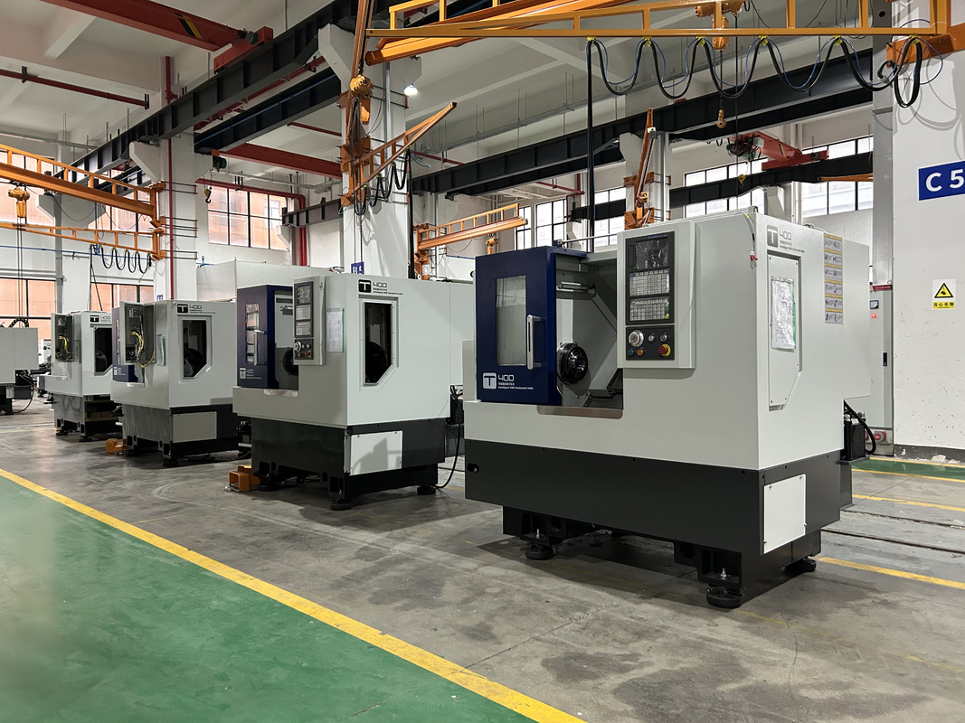 Torneio automático CNC T400 trilhos de guia lineares de alta rigidez Servo Turret GSK Metal Torneio de cama inclinada CNC