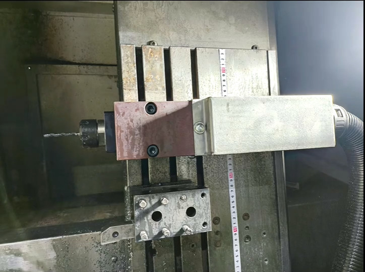 Máquina de torno CNC de cama inclinada CHK46 Máquina de torno automática de tipo gang com alimentador de barra