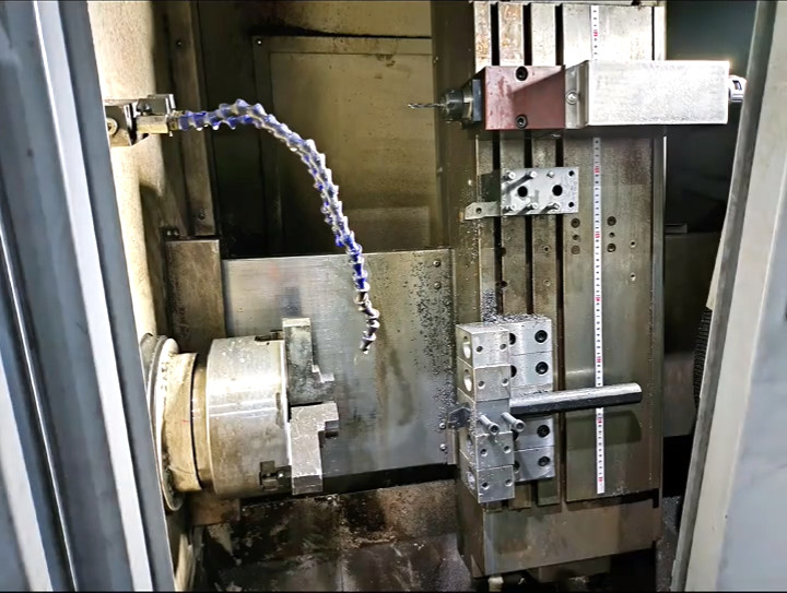 Máquina de torno CNC de cama inclinada CHK46 Máquina de torno automática de tipo gang com alimentador de barra