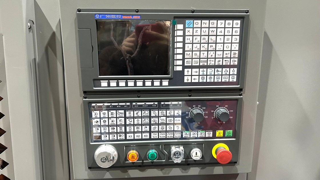 Máquina de torno CNC de cama inclinada CHK46 Máquina de torno automática de tipo gang com alimentador de barra