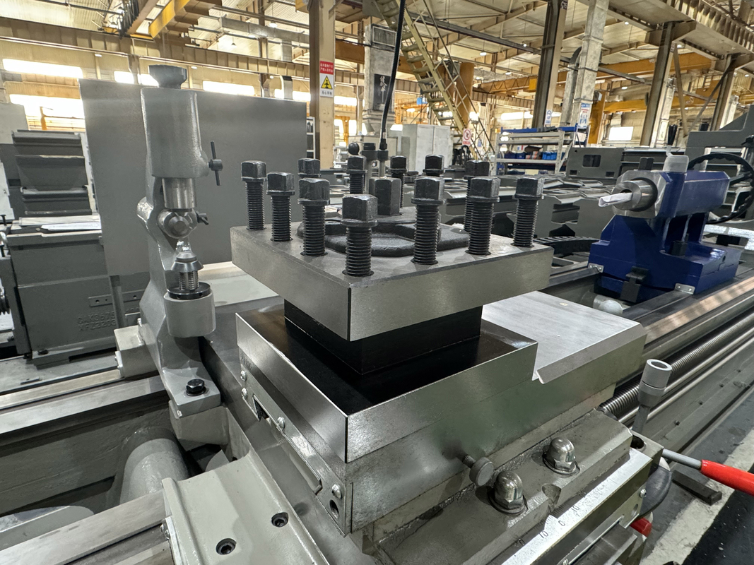 Torno universal CW6180B Alta rigidez 600 mm Largura do leito Motor de trabalho pesado Máquina de torneamento de tornos