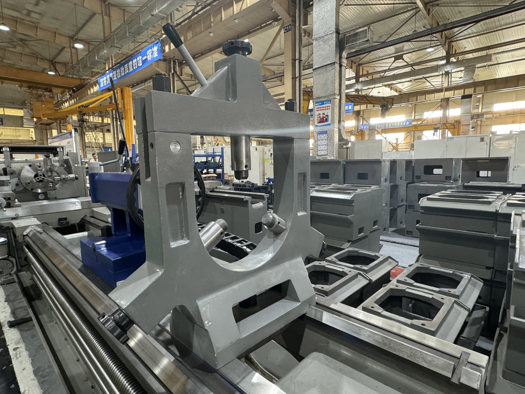 Torno universal CW6180B Alta rigidez 600 mm Largura do leito Motor de trabalho pesado Máquina de torneamento de tornos
