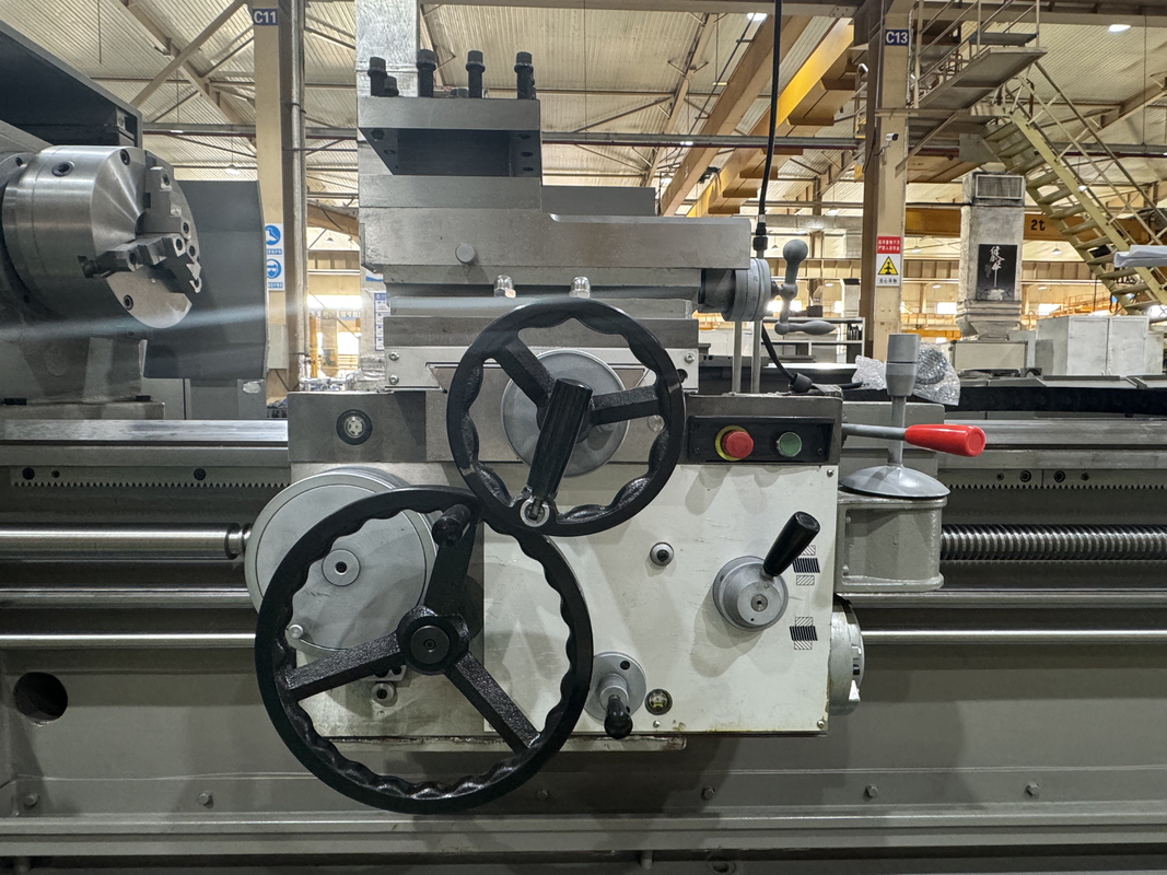 Torno universal CW6180B Alta rigidez 600 mm Largura do leito Motor de trabalho pesado Máquina de torneamento de tornos