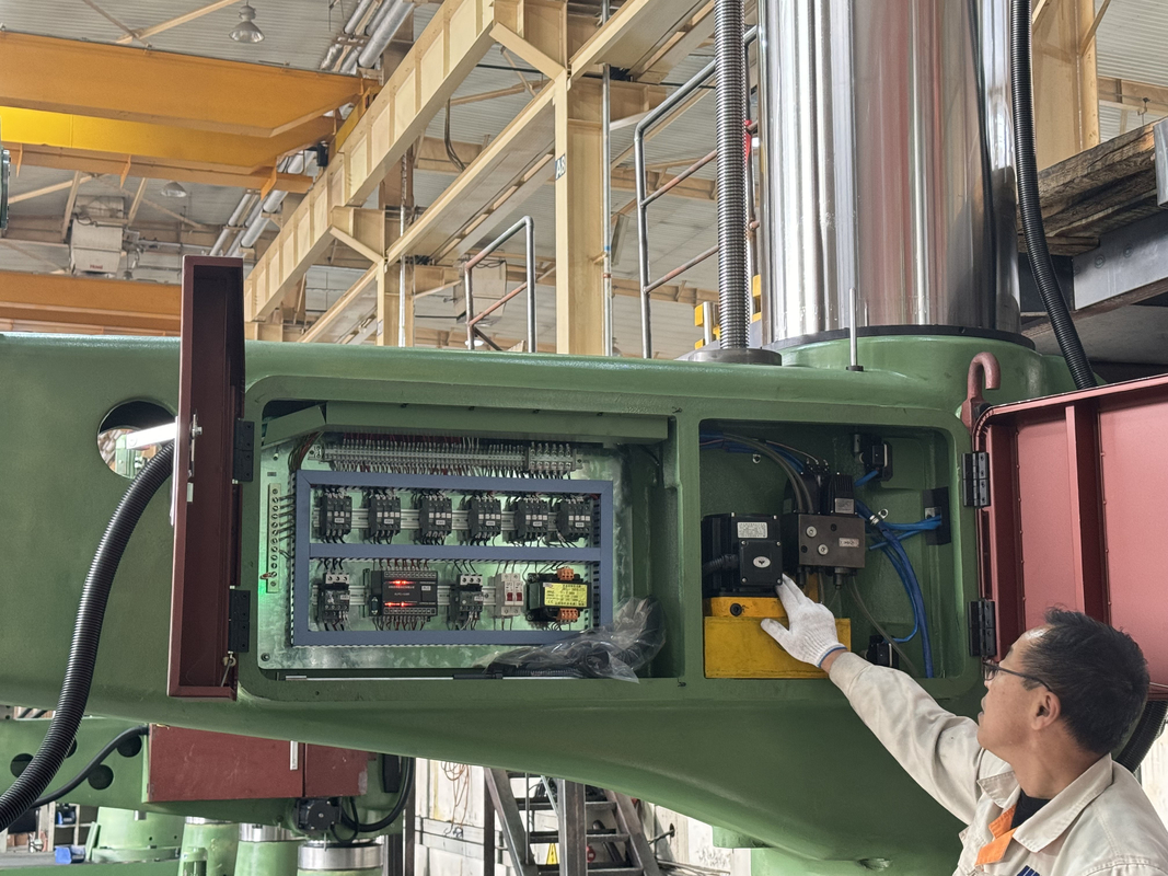 Furadeira Radial para Serviços Pesados 100mm Perfuração Máxima Rotação 360° Z30100 Furadeira Radial para Metalurgia